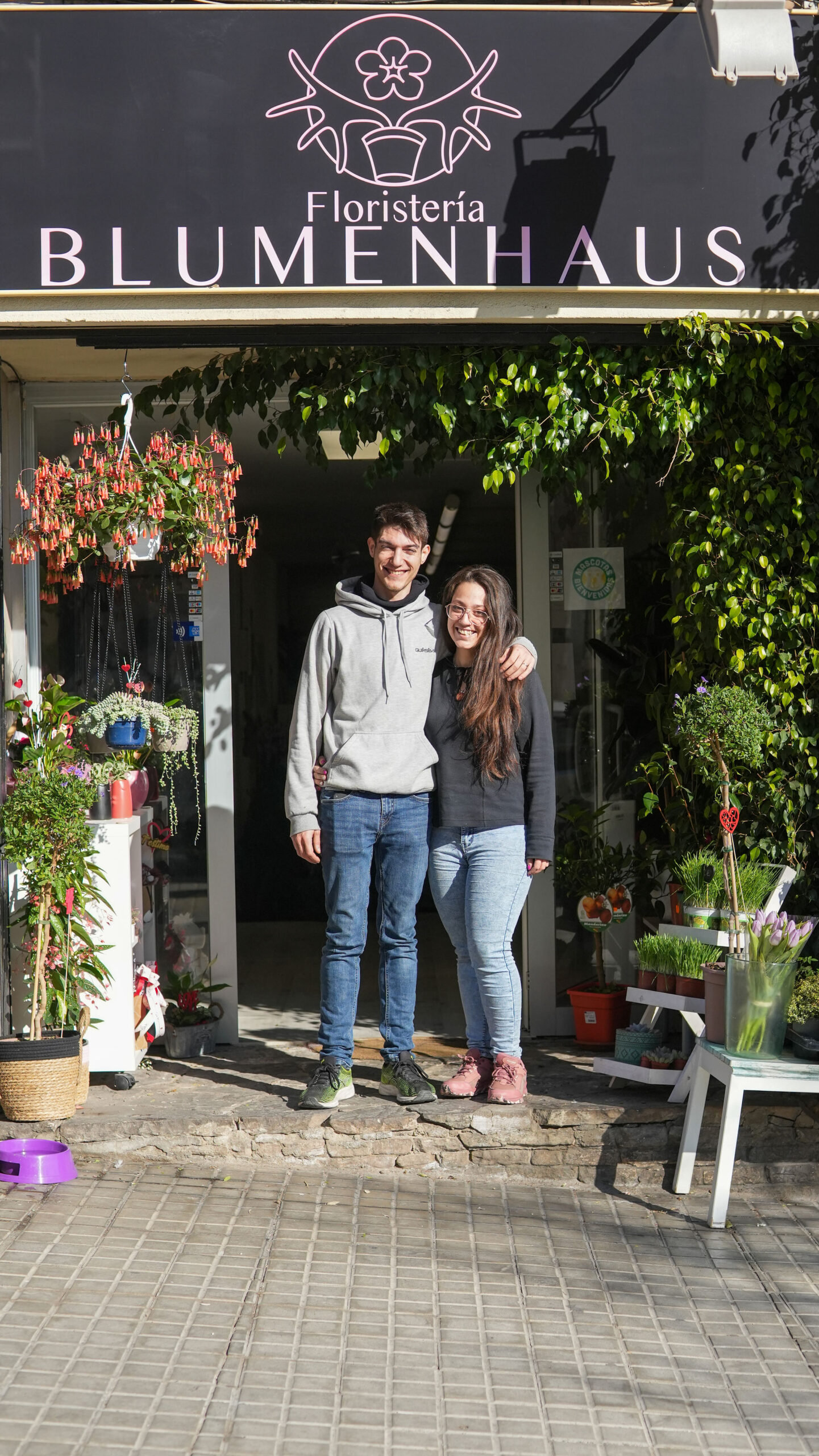 Laura y Jesús, equipo de Katzenhaus, cuidadores de gatos en Barcelona